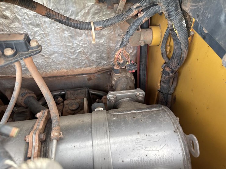 deere-323e-image-33