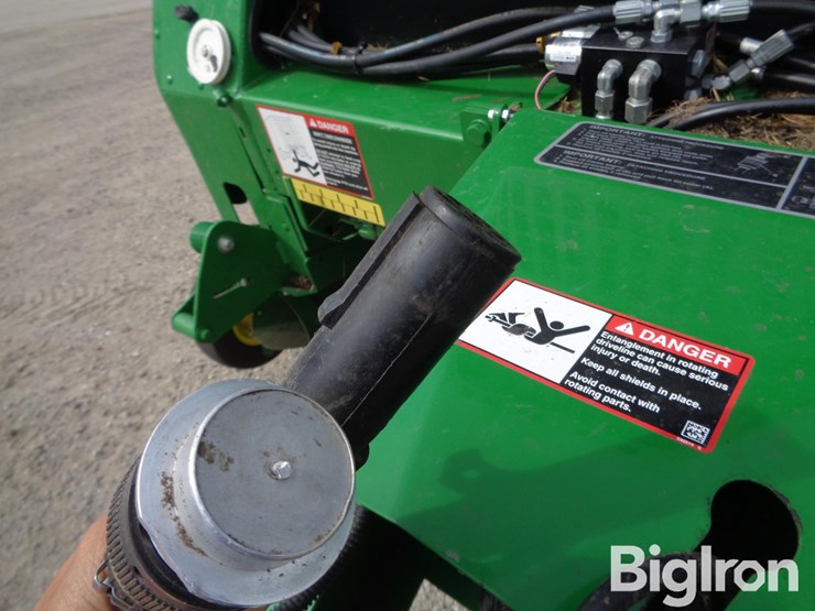 2022-john-deere-560m-image-11