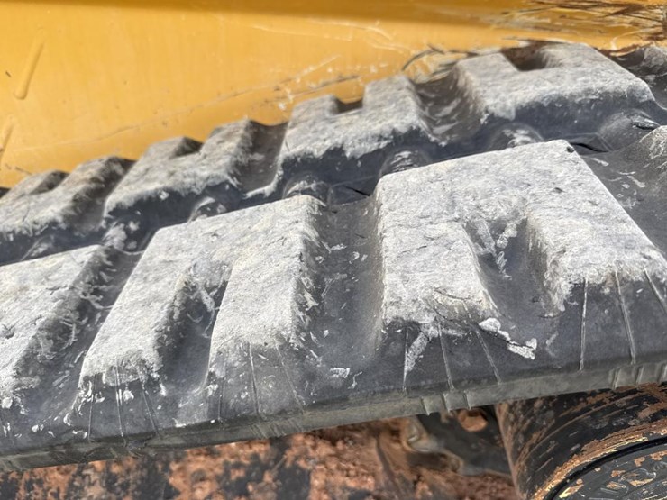 deere-323e-image-58