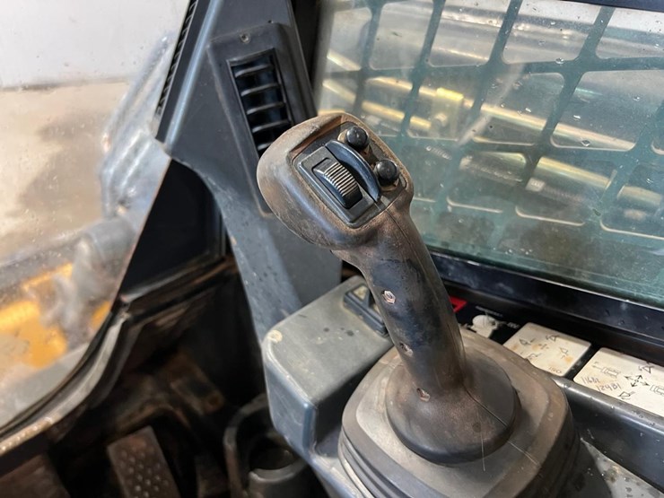 deere-323e-image-26