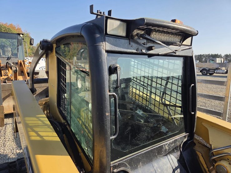 2013-deere-ct332-image-33