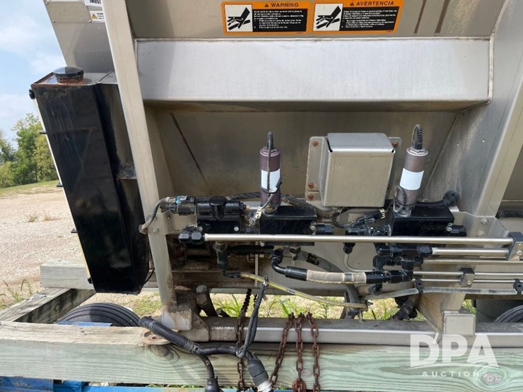 2019-john-deere-485-image-12