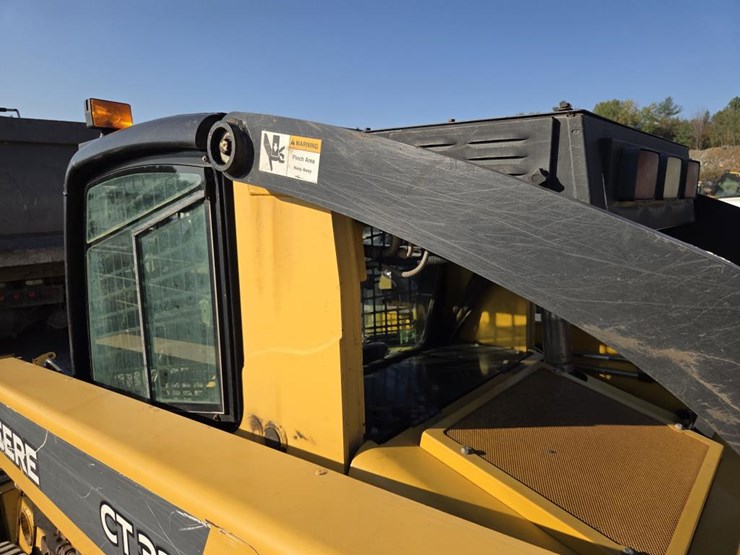 2013-deere-ct332-image-31