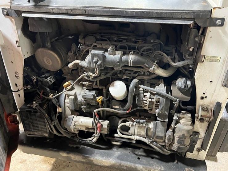 2019-bobcat-t740-image-16