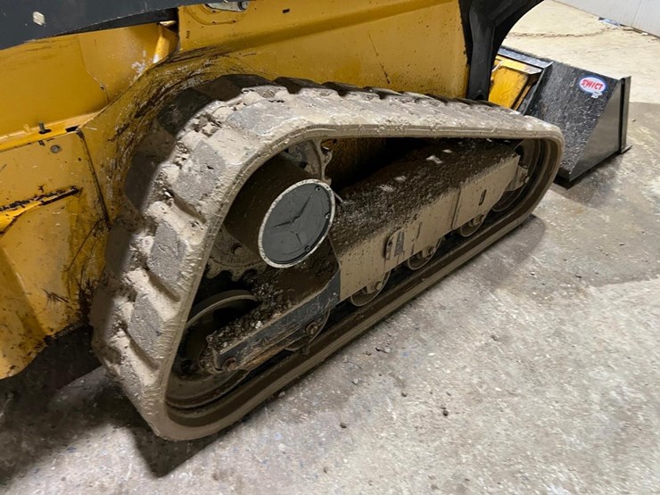 deere-323e-image-17