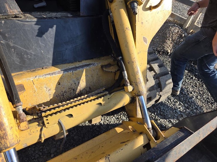 2013-deere-ct332-image-13