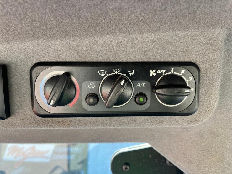 2013-kubota-m7040-image-36