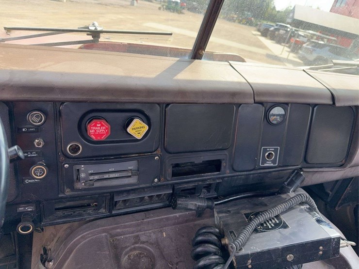 1982-international-2275-day-cab-semi-image-31