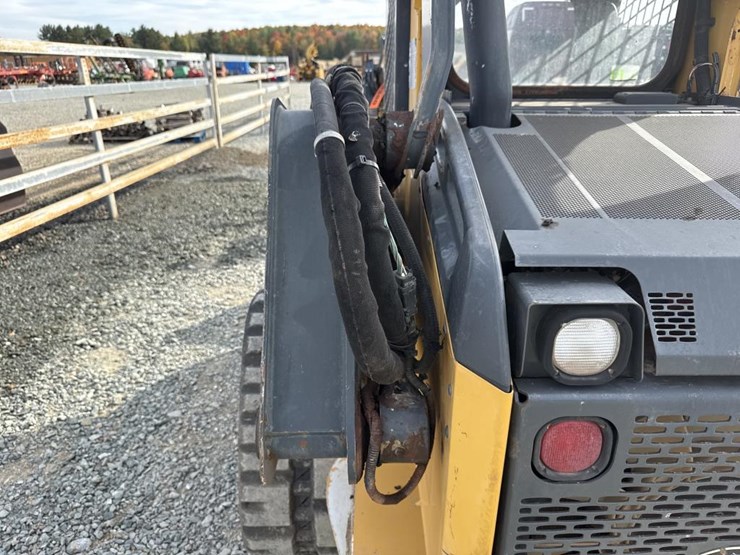 deere-323e-image-19