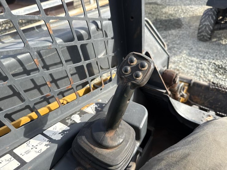 deere-323e-image-41