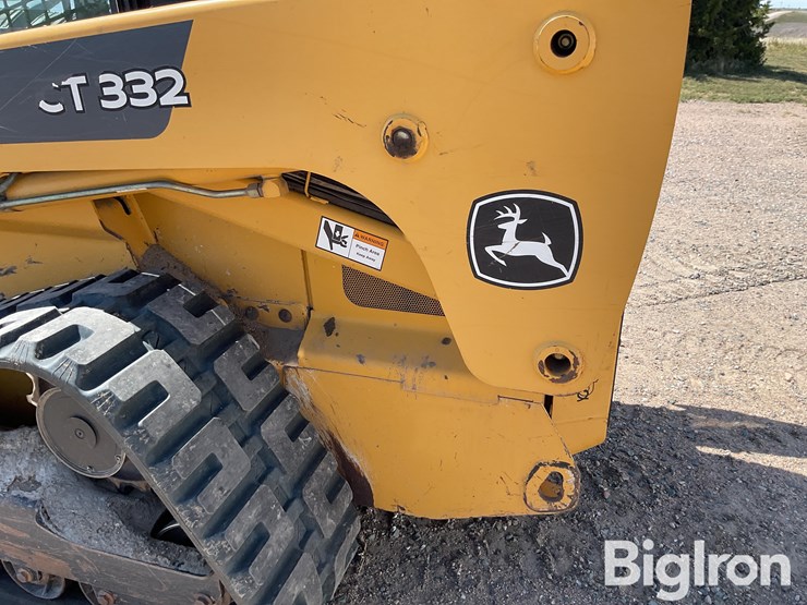 2006-deere-ct332-image-14