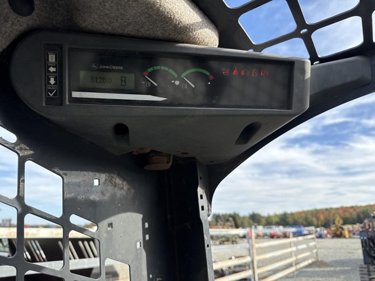 deere-323e-image-43
