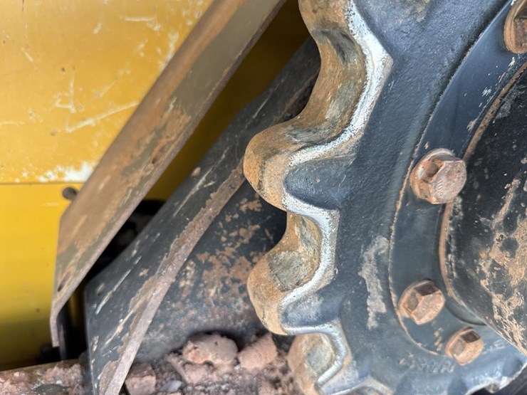 deere-323e-image-56