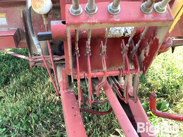 new-holland-1037-image-17