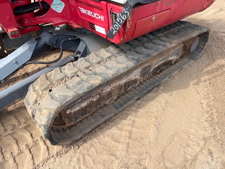 2017-takeuchi-tb240-image-8