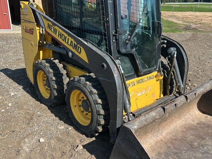 2011-new-holland-l215-image-36