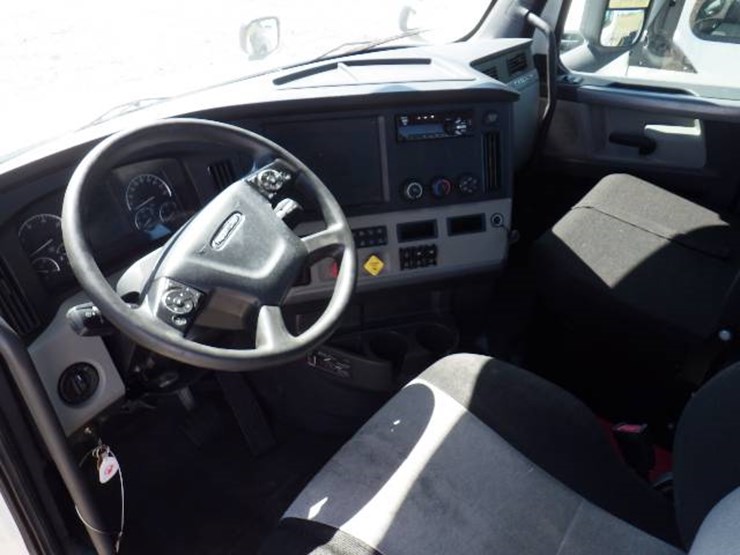 2019-freightliner-cascadia-126-image-9