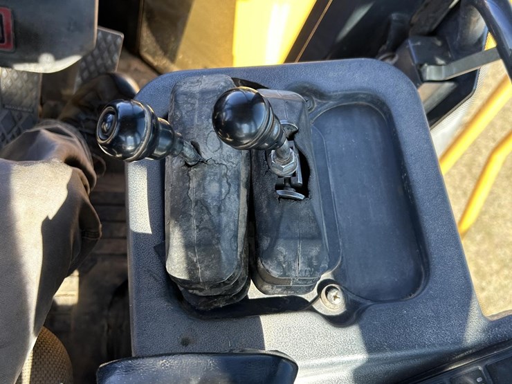 2003-deere-824j-image-63
