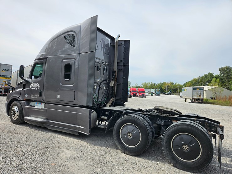 2019-freightliner-cascadia-126-image-11