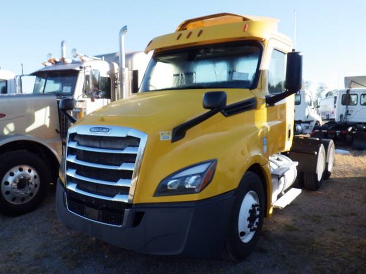 2019-freightliner-cascadia-126-image-1