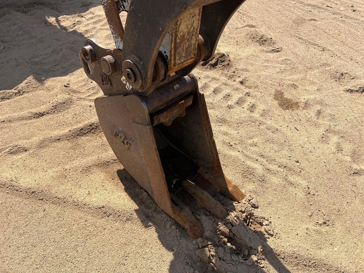 2018-takeuchi-tb240-image-17