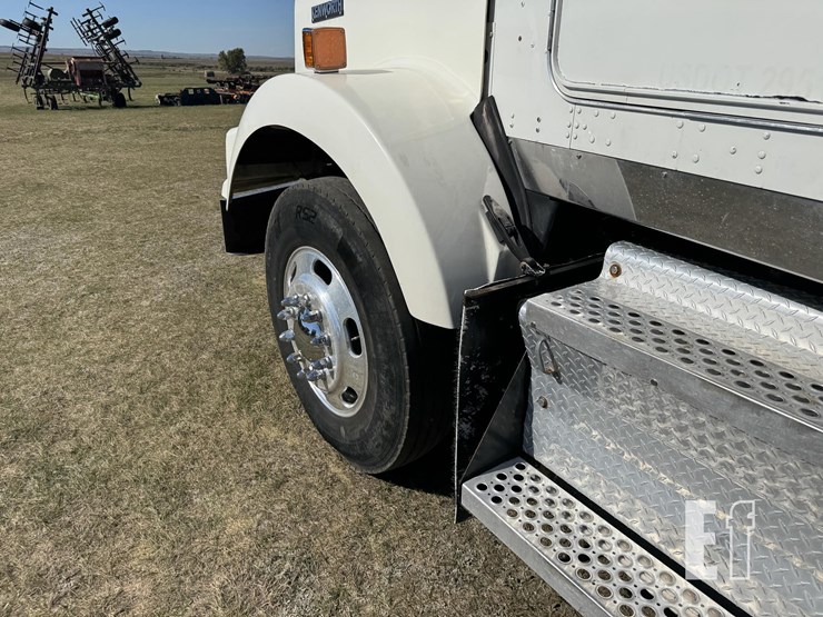 2011-kenworth-t800-image-24