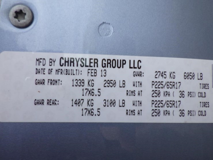 2013-chrysler-town-&-country-image-17