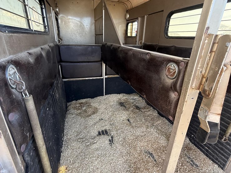 logan-2-horse-trailer-image-20