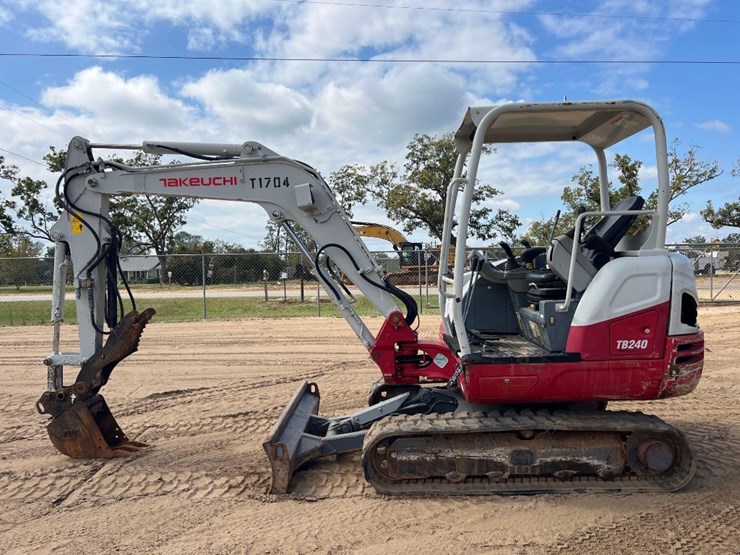 2017-takeuchi-tb240-image-1