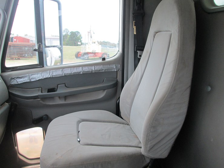 2006-freightliner-columbia-120-image-36