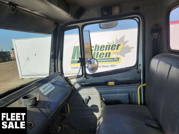 2001-freightliner-fl80-image-15