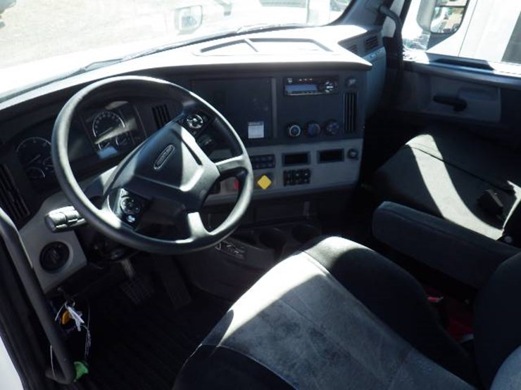 2018-freightliner-cascadia-126-image-9