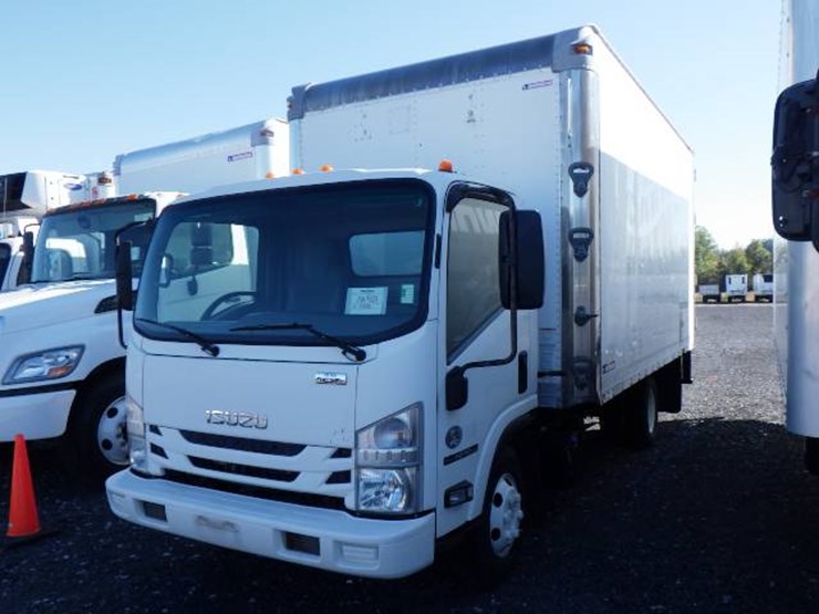 2017-isuzu-npr-image-1