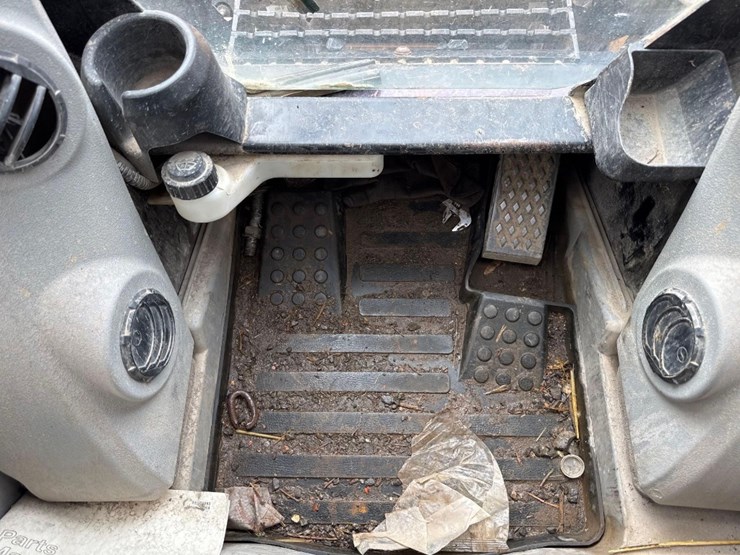 2012-caterpillar-262c2-image-19