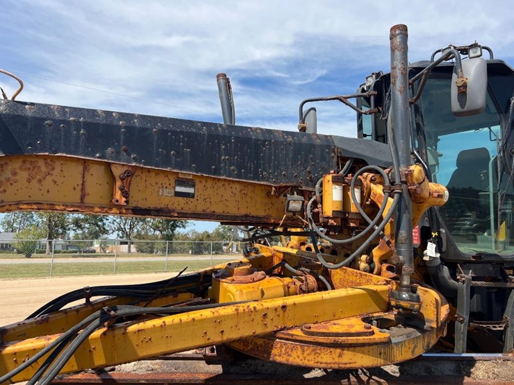 caterpillar-120-image-12