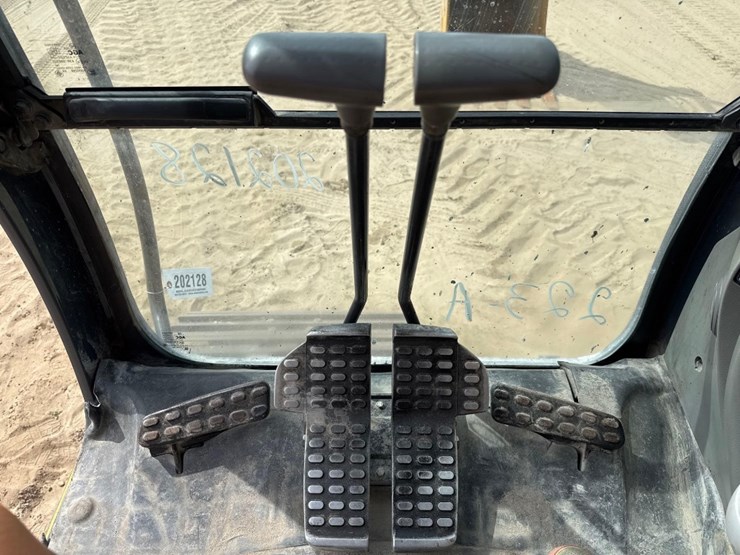 deere-245g-lc-image-28