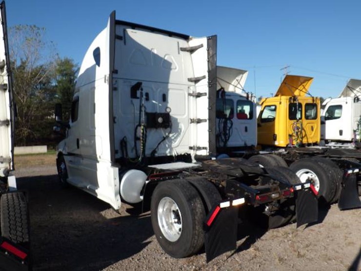 2019-freightliner-cascadia-126-image-9