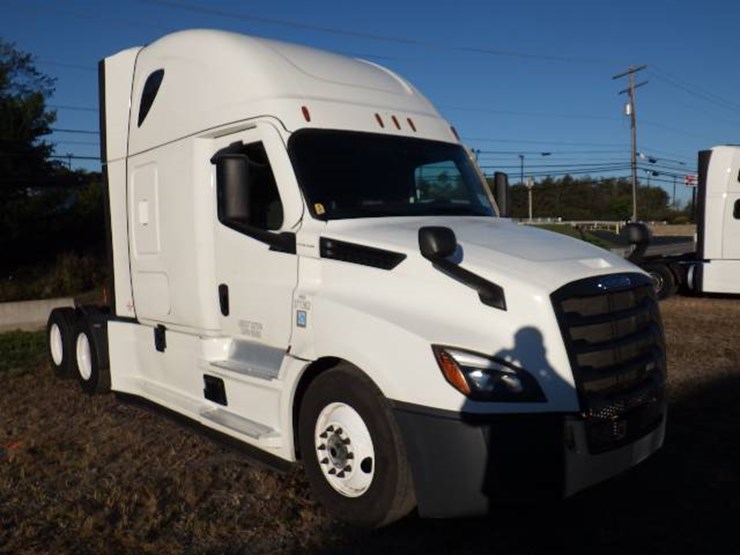 2021-freightliner-cascadia-126-image-2