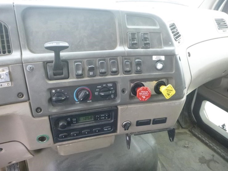 2008-sterling-lt9500-image-16