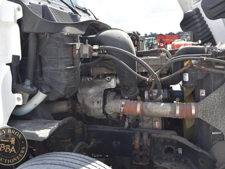 2015-freightliner-cascadia-125-image-18