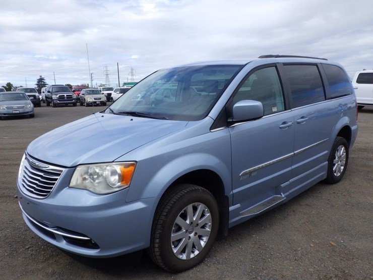 2013-chrysler-town-&-country-image-1