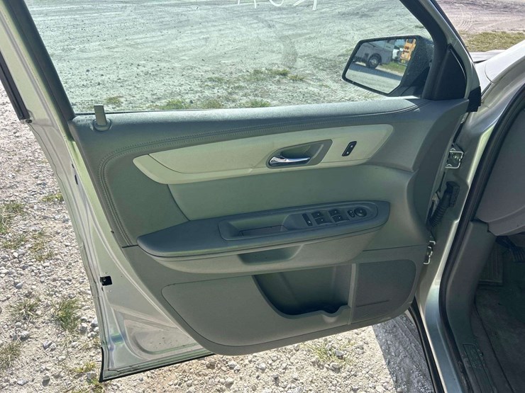 2017-chevrolet-traverse-ls-image-13