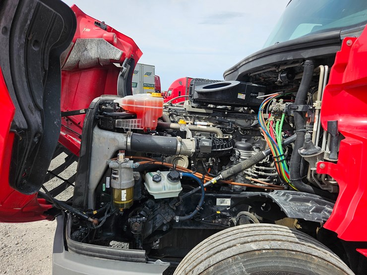 2019-freightliner-cascadia-126-image-31