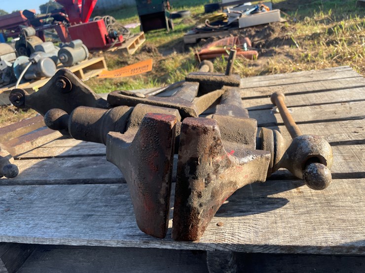 #5070-•-heavy-duty-floor-vise-image-8