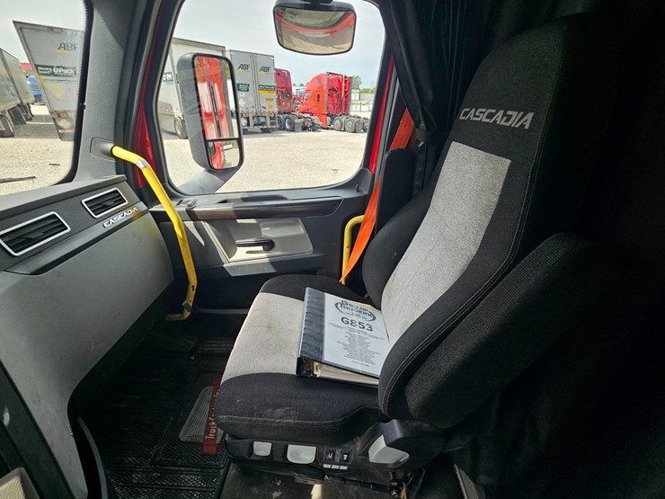 2019-freightliner-cascadia-126-image-55