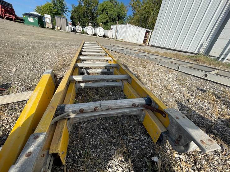 #1900-•-werner-fiberglass-extension-ladder-image-4