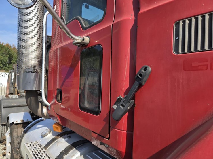 2005-mack-cl733-image-15
