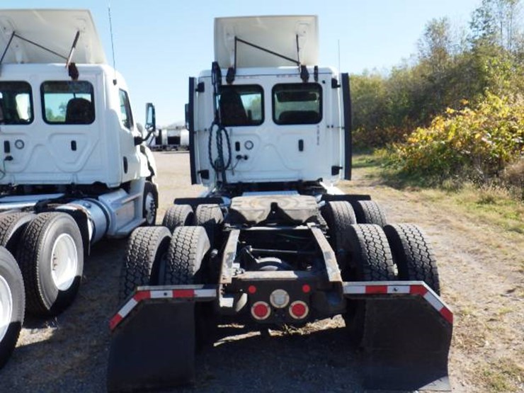 2018-freightliner-cascadia-126-image-6