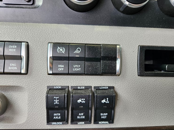 2019-freightliner-cascadia-126-image-64