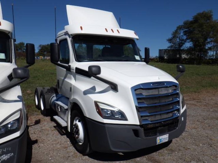 2019-freightliner-cascadia-126-image-2